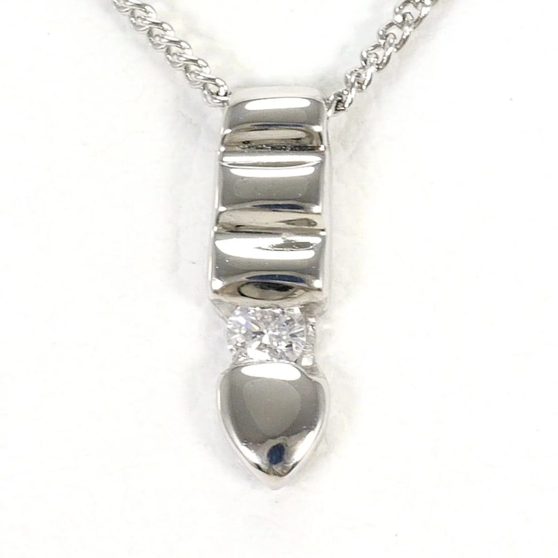 18K (18-KARAT WHITE GOLD) NECKLACE WITH DIAMOND: 18K (18-karat white gold) necklace with diamond Brand: Unbranded Type/Style: Necklace Material: White gold (18K), Main Stone Natural Color: White gold Size: Length: 40cm Accessories: None