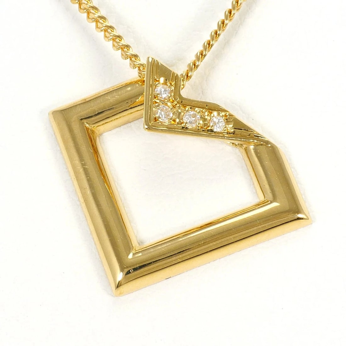 18K (18-KARAT) YELLOW GOLD NECKLACE WITH DIAMOND: 18K (18-karat) Yellow Gold Necklace with Diamond Brand: Unbranded Type/Style: Necklace Material: Yellow gold (18K), Main Stone Natural Color: Yellow gold Size: Length: 40cm Accessories: None <