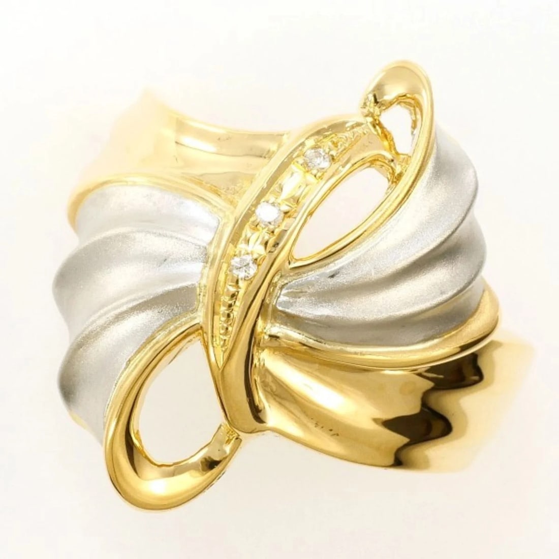 PT900 PLATINUM 18K YELLOW GOLD RING WITH DIAMOND: PT900 Platinum 18K Yellow Gold Ring with Diamond Brand: Unbranded Type/Style: Band ring Material: Platinum 900, Yellow gold (18K), Main Stone Natural Color: Platinum, Yellow gold Size: US 5.5 Acce