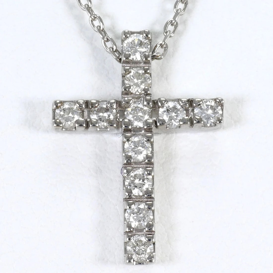 18K (18-KARAT WHITE GOLD) NECKLACE WITH DIAMOND: 18K (18-karat white gold) necklace with diamond Brand: Unbranded Type/Style: Necklace Material: White gold (18K), Main Stone Natural Color: White gold Size: Length: 45cm Accessories: None