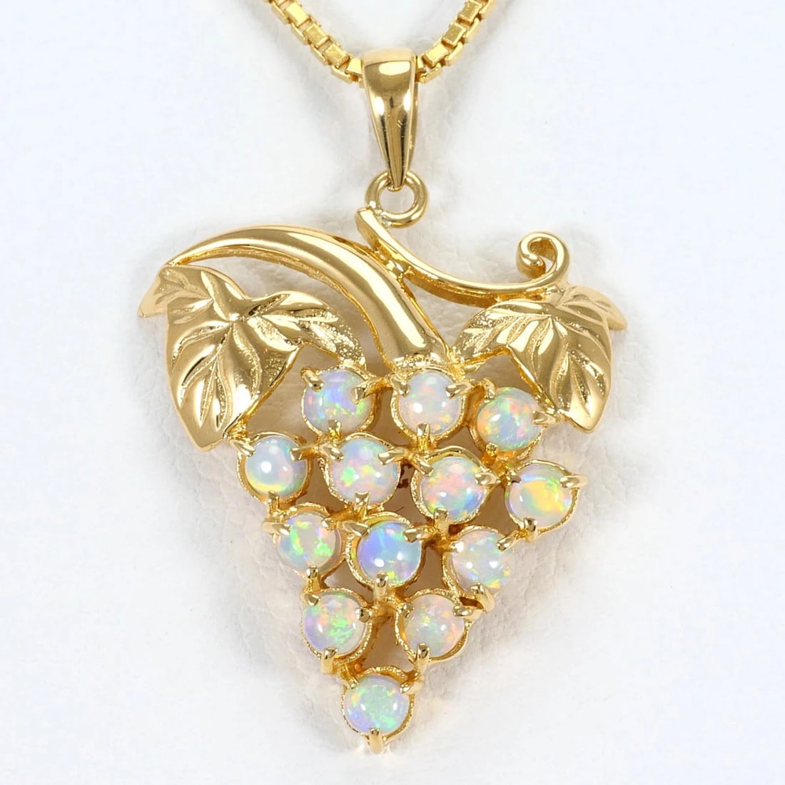 18K (18-KARAT) YELLOW GOLD NECKLACE WITH OPAL CARD: 18K (18-karat) Yellow Gold Necklace with Opal Card Brand: Unbranded Type/Style: Necklace Material: Yellow gold (18K), Main Stone Natural Color: Yellow gold Size: Length: 39cm Accessories: None