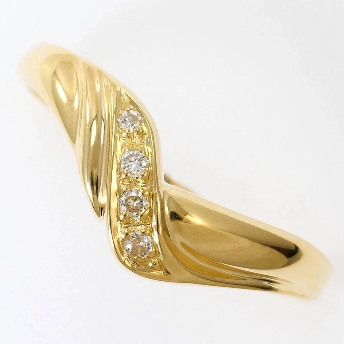 18K (18-KARAT) YELLOW GOLD RING WITH DIAMOND: 18K (18-karat) Yellow Gold Ring with Diamond Brand: Unbranded Type/Style: Band ring Material: Yellow gold (18K), Main Stone Natural Color: Yellow gold Size: US 6 Accessories: None Accessor