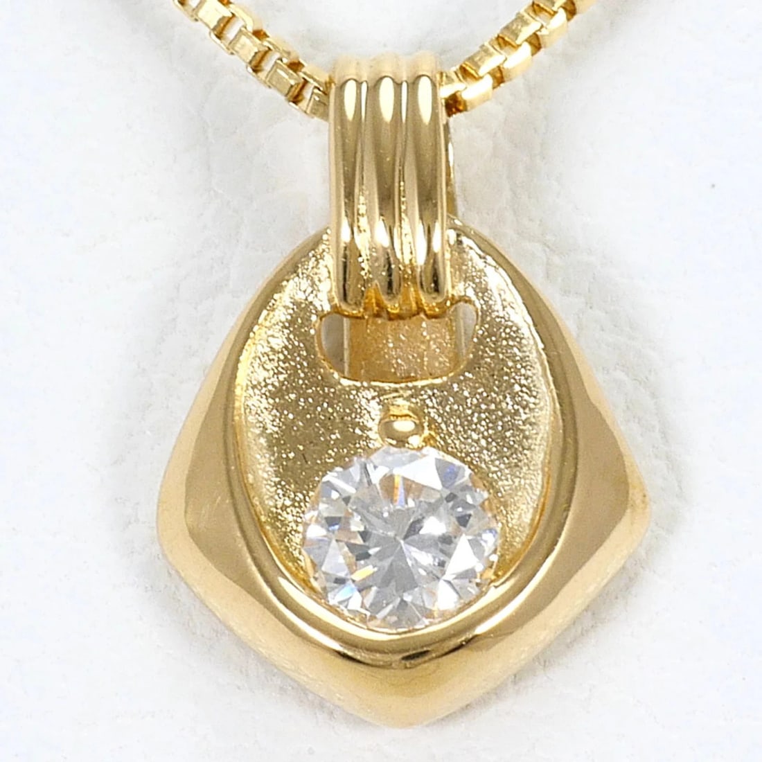 18K (18-KARAT) YELLOW GOLD NECKLACE WITH DIAMOND: 18K (18-karat) Yellow Gold Necklace with Diamond Brand: Unbranded Type/Style: Necklace Material: Yellow gold (18K), Main Stone Natural Color: Yellow gold Size: Length: 40cm Accessories: None <