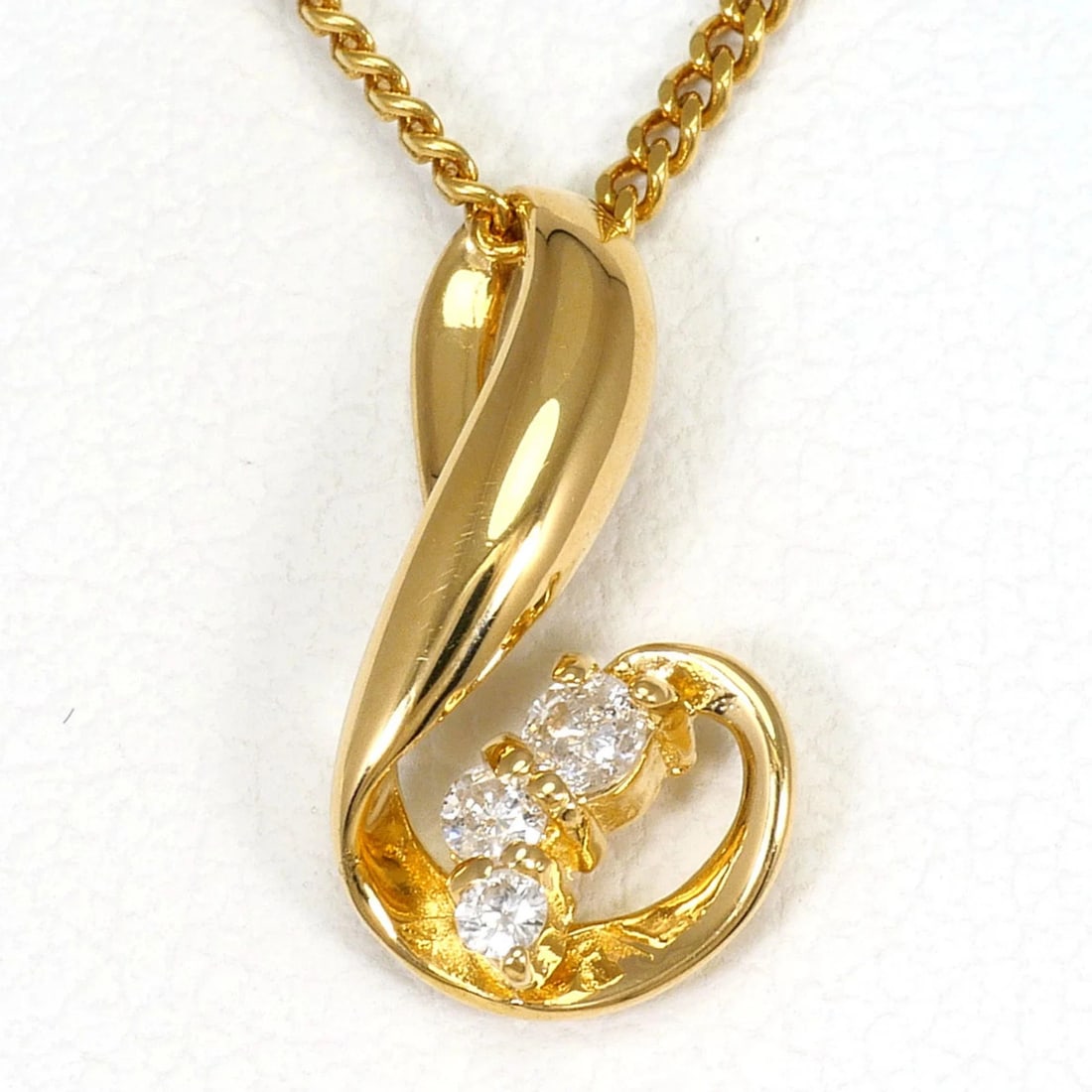 18K (18-KARAT) YELLOW GOLD NECKLACE WITH DIAMOND: 18K (18-karat) Yellow Gold Necklace with Diamond Brand: Unbranded Type/Style: Necklace Material: Yellow gold (18K), Main Stone Natural Color: Yellow gold Size: Length: 40cm Accessories: None <
