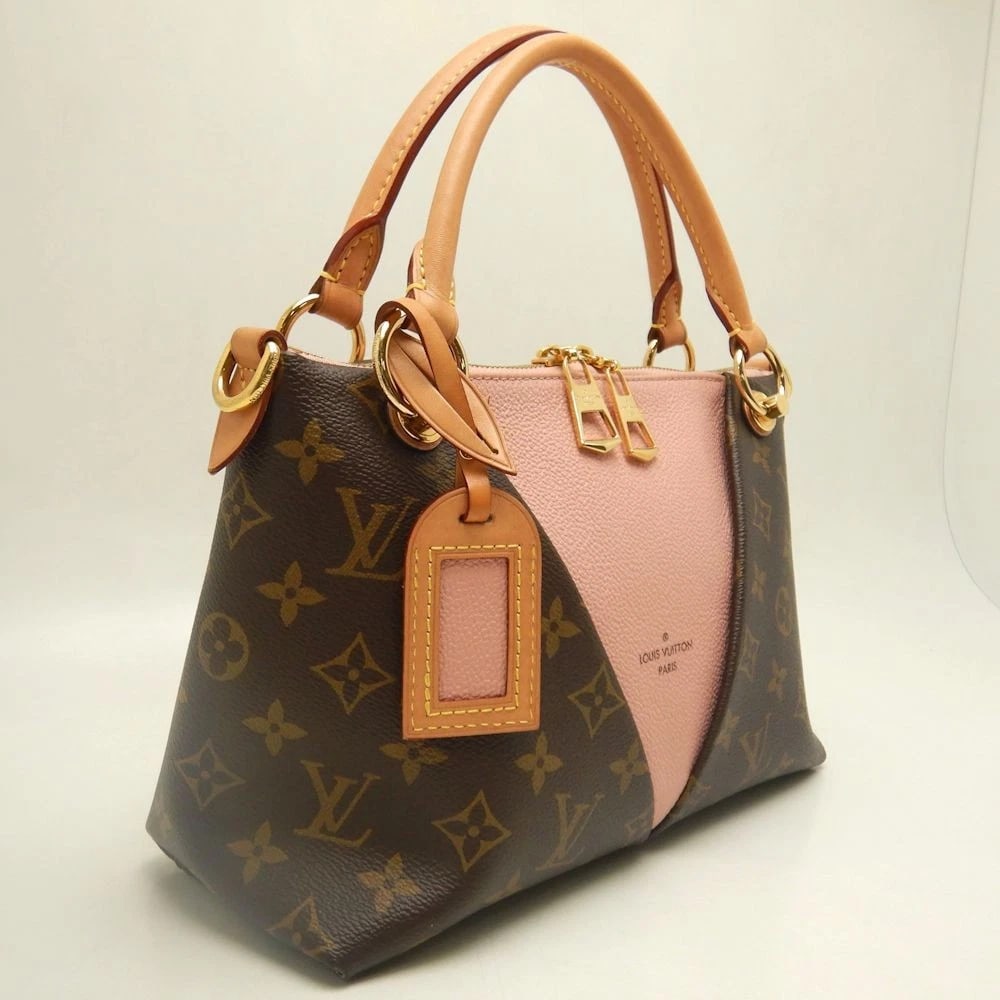 LOUIS VUITTON V TOTE BB MONOGRAM ROSE POUDRE 2WAY SHOULDER HANDBAG: LOUIS VUITTON V Tote BB Monogram Rose Poudre 2Way Shoulder Handbag Brand: Louis Vuitton Type/Style: Satchel/Top Handle Bag Material: Monogram Canvas / Calfskin Leather Color: Rose Poudre / Gold