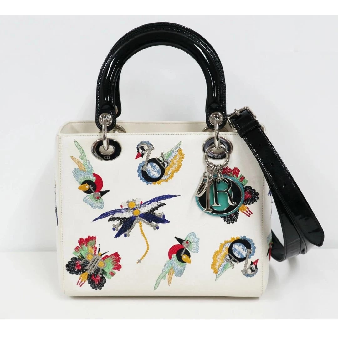CHRISTIAN DIOR LADY DIOR WHITE PATENT LEATHER 2WAY SHOULDER HANDBAG BAG: Christian Dior Lady Dior White Patent Leather 2Way Shoulder Handbag Bag Brand: Dior Type/Style: Shoulder Bag Material: Leather / Enamel Color: White / Black Size: Width: 9.4 in (24 cm) Height: 7.9 in 