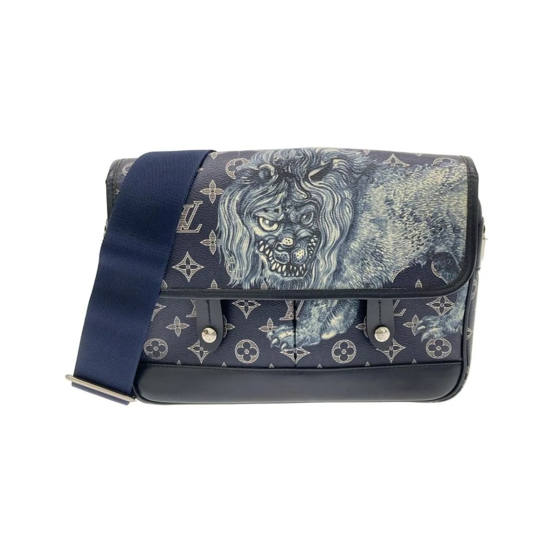 LOUIS VUITTON MONOGRAM SAVANE CHAPMAN CROSSBODY SHOULDER MESSENGER BAG: Louis Vuitton Monogram Savane Chapman Crossbody Shoulder Messenger Bag Brand: Louis Vuitton Type/Style: Messenger Bag Material: Coated Canvas Color: Encre (Ink) / Silver hardware Size: Approximately 2