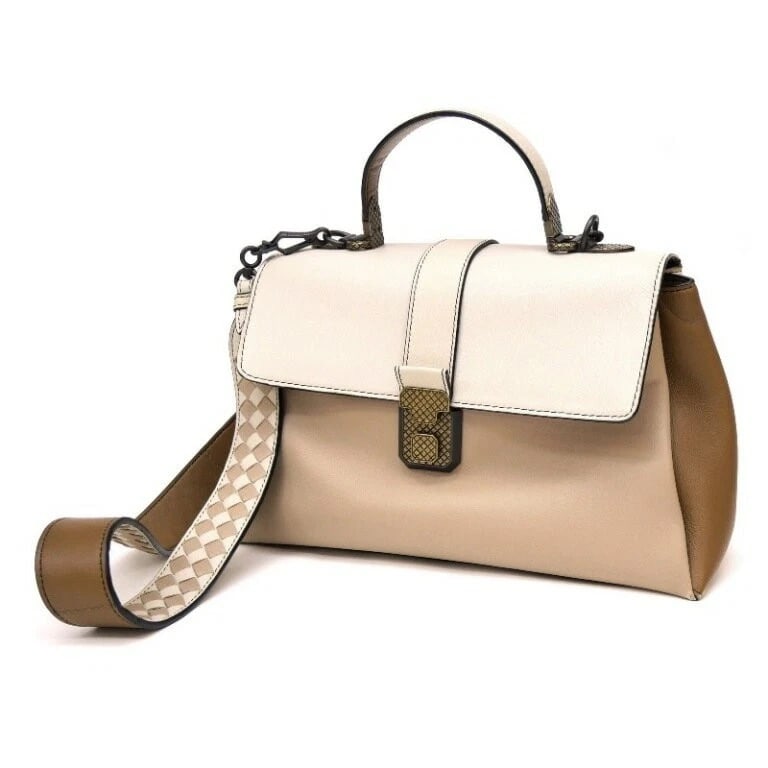BOTTEGA VENETA PIAZZA SHOULDER BAG: BOTTEGA VENETA Piazza Shoulder Bag Brand: Bottega Veneta Type/Style: Shoulder Bag Material: Leather Color: beige Size: Width (W): 30.5 cm ? 12.01 inches Height (H): 18.5 cm ? 7.28 inches Depth (D): 13
