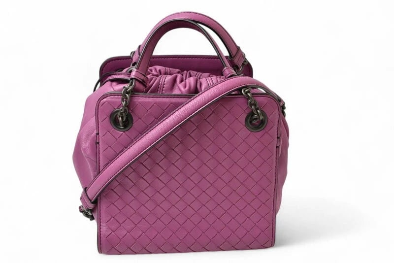 BOTTEGA VENETA DRAWSTRING BUCKET BAG (1 of 3)