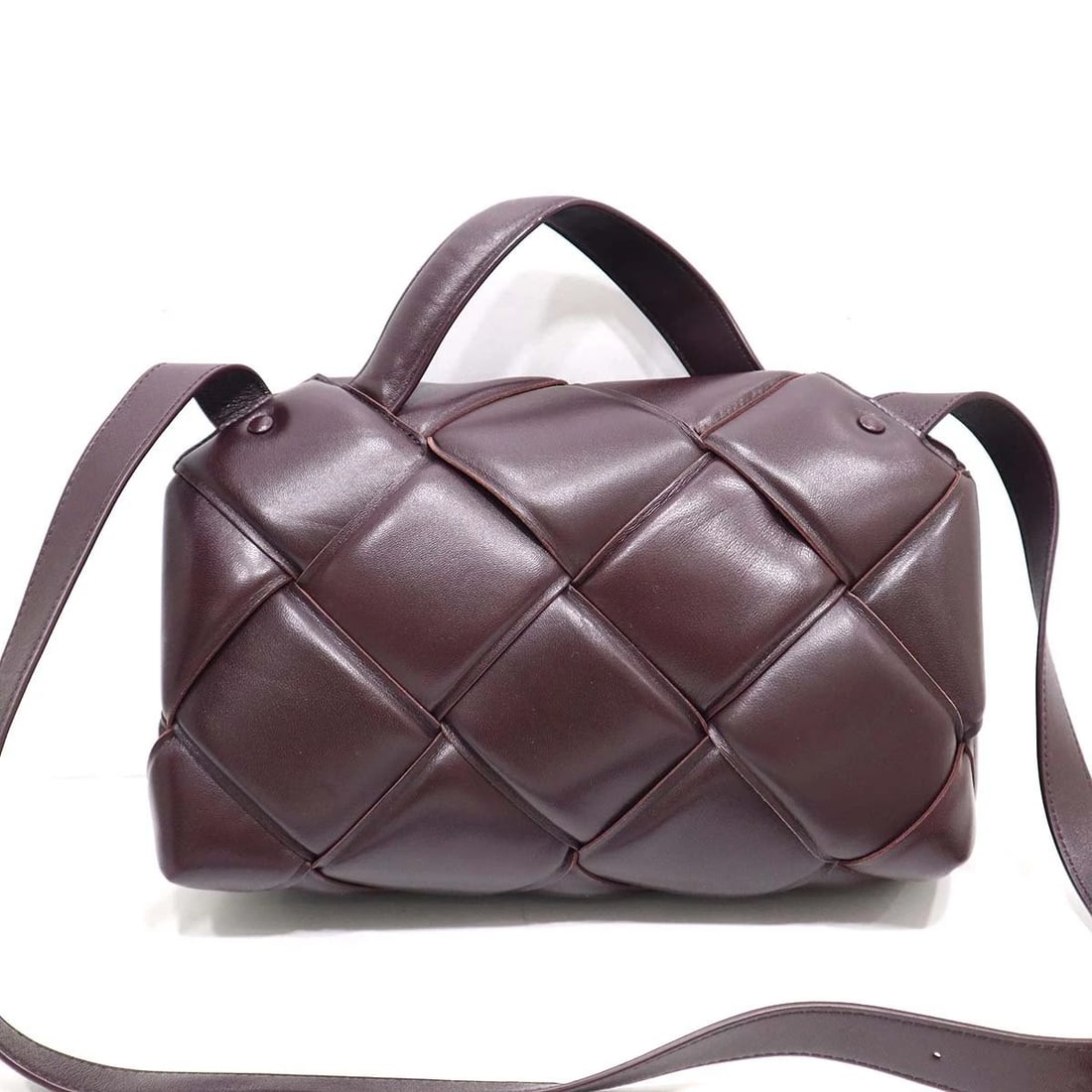 BOTTEGA VENETA MAXI INTRECCIATO LEATHER TOP HANDLE BAG: Bottega Veneta Maxi Intrecciato Leather Top Handle Bag Brand: Bottega Veneta Type/Style: Satchel/Top Handle Bag Material: Leather Color: Brown Size: Height: approx. 19cm, Width: approx. 30cm, Depth: