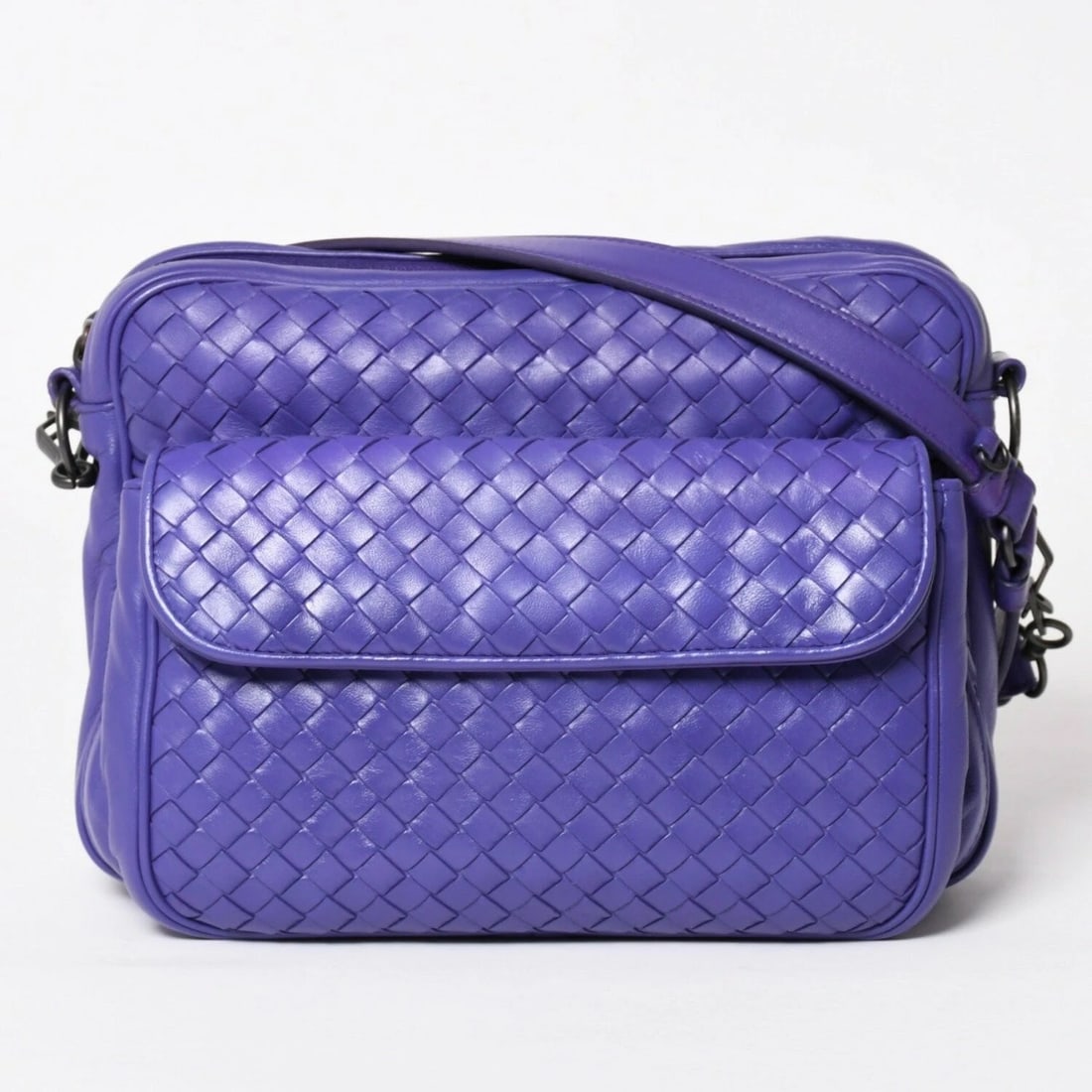 BOTTEGA VENETA INTRECCIATO NAPPA LAMBSKIN MESSENGER SHOULDER BAG PURPLE: Bottega Veneta Intrecciato Nappa Lambskin Messenger Shoulder Bag Purple Brand: Bottega Veneta Type/Style: Crossbody Material: Lambskin Leather Color: Purple Size: W approx. 26cm x H approx. 18cm x D a