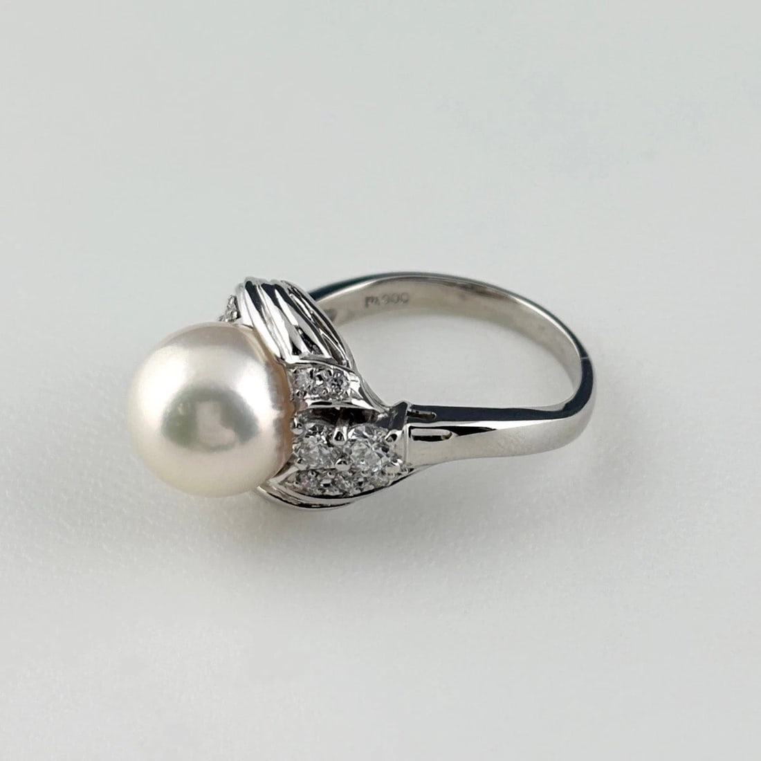 PEARL DESIGN RING PLATINUM MELEE DIAMOND PEARL RING PT900: Pearl Design Ring Platinum Melee Diamond Pearl Ring Pt900 Brand: Unbranded Type/Style: Ring Material: Pt900, Main Stone Pearl /Secondary Stone:Natural Color: None Size: US6 Accessories: None <