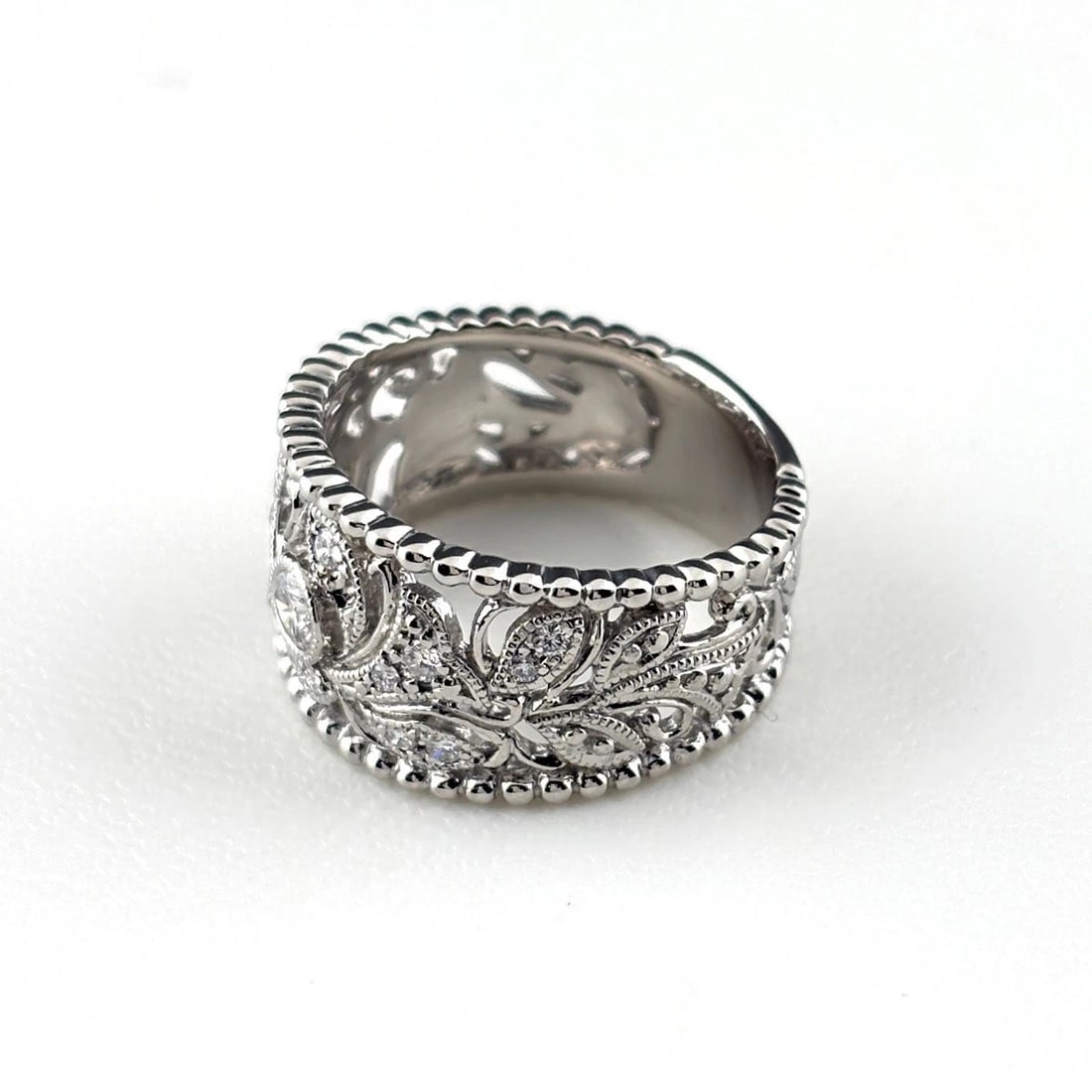 MELEE DIAMOND PLATINUM RING PT950 DIAMOND: Melee Diamond Platinum Ring Pt950 Diamond Brand: Unbranded Type/Style: Ring Material: Pt950, Main Stone Natural Color: None Size: US7 to 7.5 Accessories: None Accessories Notice: When purchasing