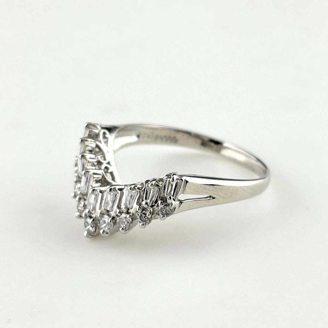 MELEE DIAMOND DESIGN RING PLATINUM RING PT900 DIAMOND: Melee Diamond Design Ring Platinum Ring Pt900 Diamond Brand: Unbranded Type/Style: Ring Material: Pt900, Main Stone Natural Color: None Size: US8 Accessories: None Accessories Notice: When purchasing
