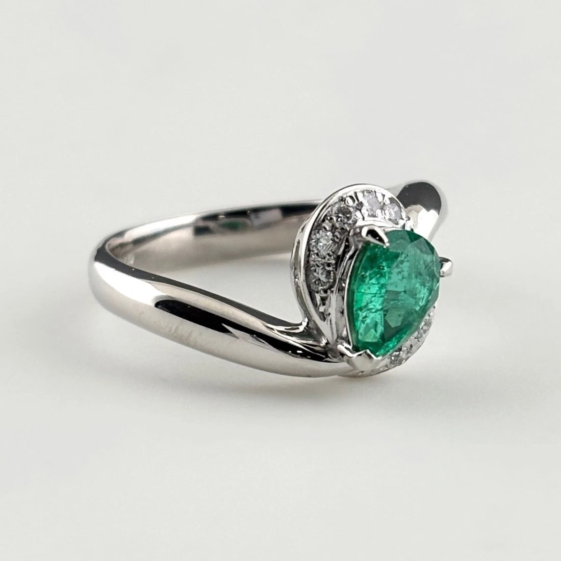 EMERALD DESIGN RING PLATINUM MELEE DIAMOND RING: Emerald Design Ring Platinum Melee Diamond Ring Brand: Unbranded Type/Style: Ring Material: Pt900, Main Stone Emerald /Secondary Stone:Natural Color: None Size: US6 to 6.5 Accessories: None