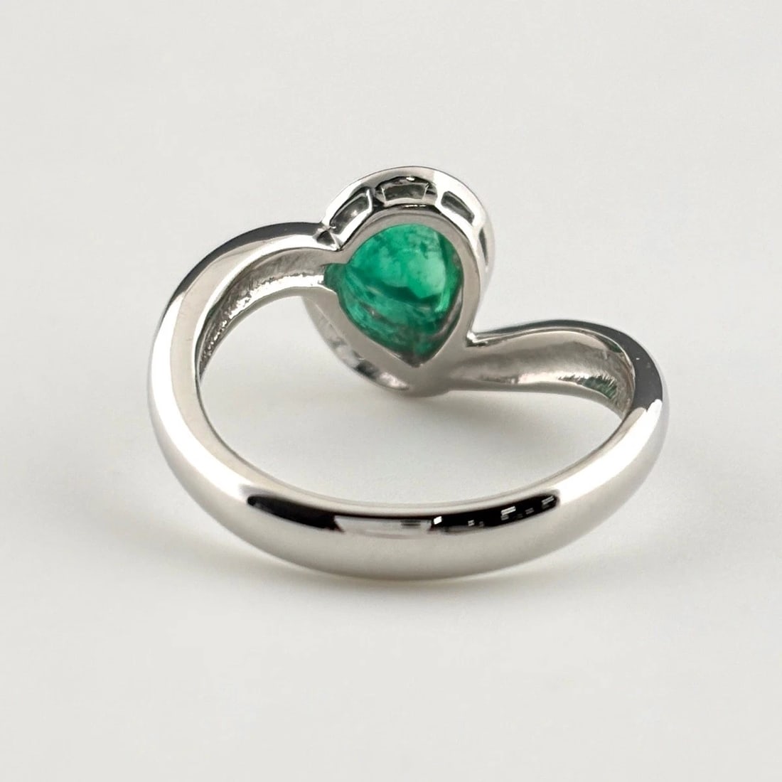 EMERALD DESIGN RING PLATINUM MELEE DIAMOND RING - 2