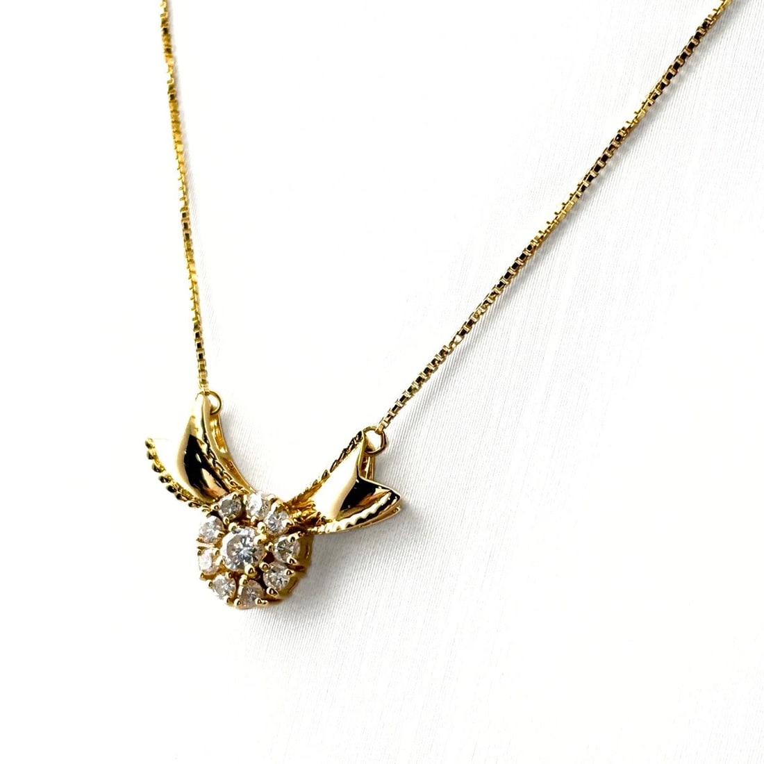 MELEE DIAMOND YG YELLOWGOLD PENDANT NECKLACE: Melee Diamond Yg Yellowgold Pendant Necklace Brand: Unbranded Type/Style: Necklace Material: 18K YG, Main Stone Natural Color: YG Size: 13.1x19.4mm(0.5") Accessories: None Accessories Notice: When