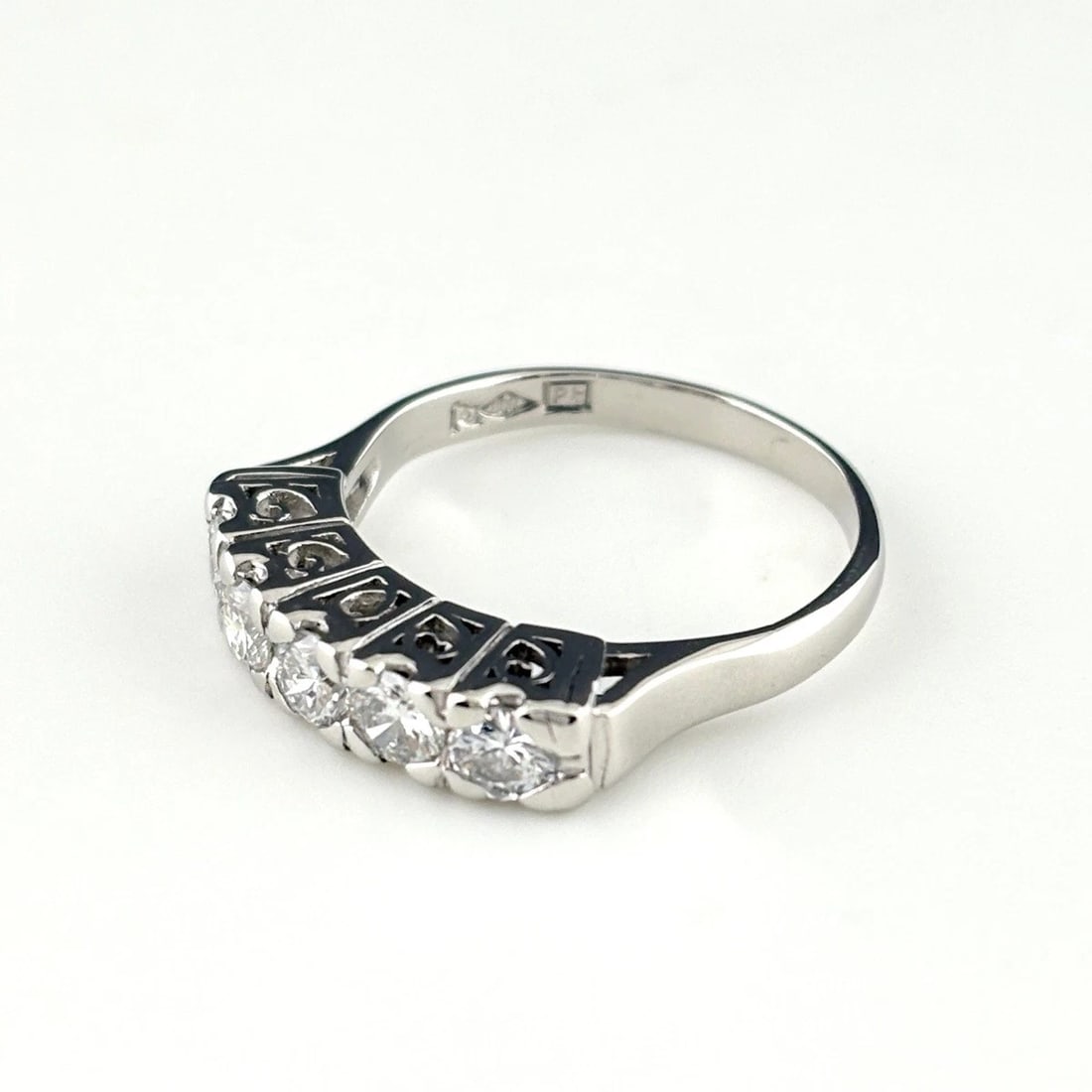 MELEE DIAMOND PLATINUM RING PT900 DIAMOND: Melee Diamond Platinum Ring Pt900 Diamond Brand: Unbranded Type/Style: Ring Material: Pt900, Main Stone Natural Color: None Size: US6 to 6.5 Accessories: None Accessories Notice: When purchasing