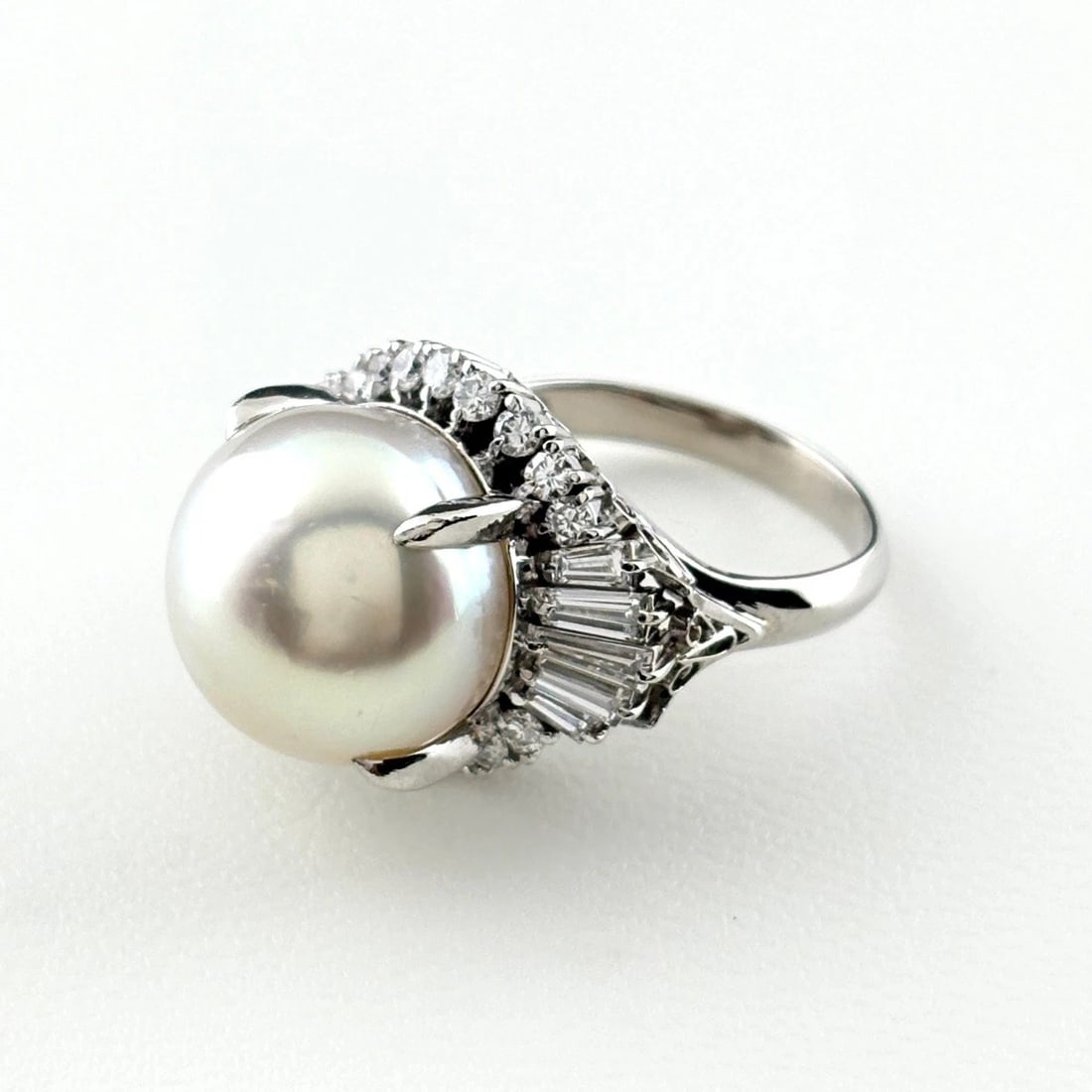 PEARL PLATINUM MELEE DIAMOND RING PT900 PEARL: Pearl Platinum Melee Diamond Ring Pt900 Pearl Brand: Unbranded Type/Style: Ring Material: Pt900, Main Stone Pearl /Secondary Stone:Natural Color: None Size: US6.5 Accessories: None Accessories