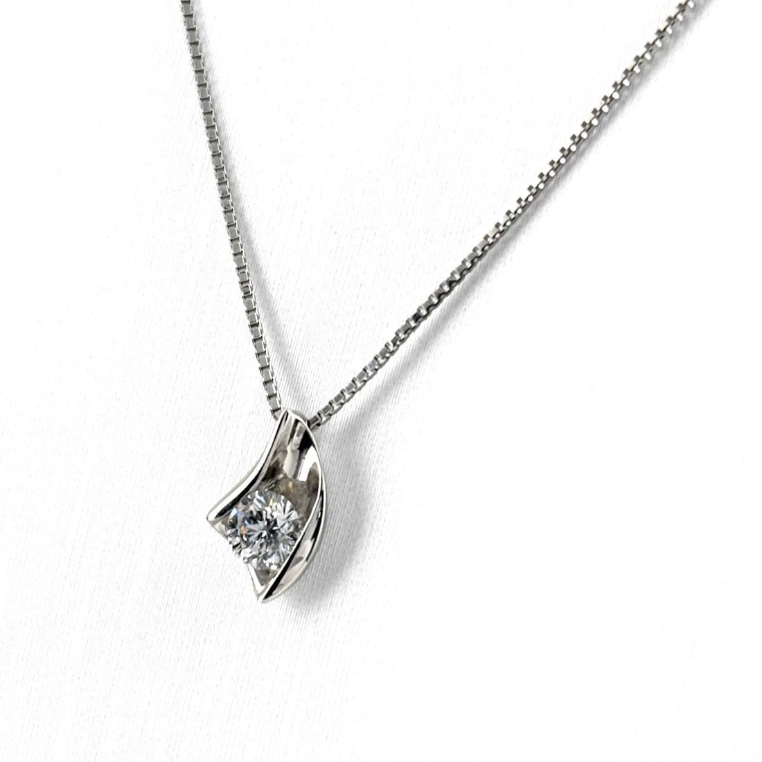 DIAMOND DESIGN NECKLACE PLATINUM PENDANT NECKLACE: Diamond Design Necklace Platinum Pendant Necklace Brand: Unbranded Type/Style: Necklace Material: Pt900, Main Stone Natural Color: None Size: 10.4x6.5mm(0.4") Accessories: None Accessories Notice: