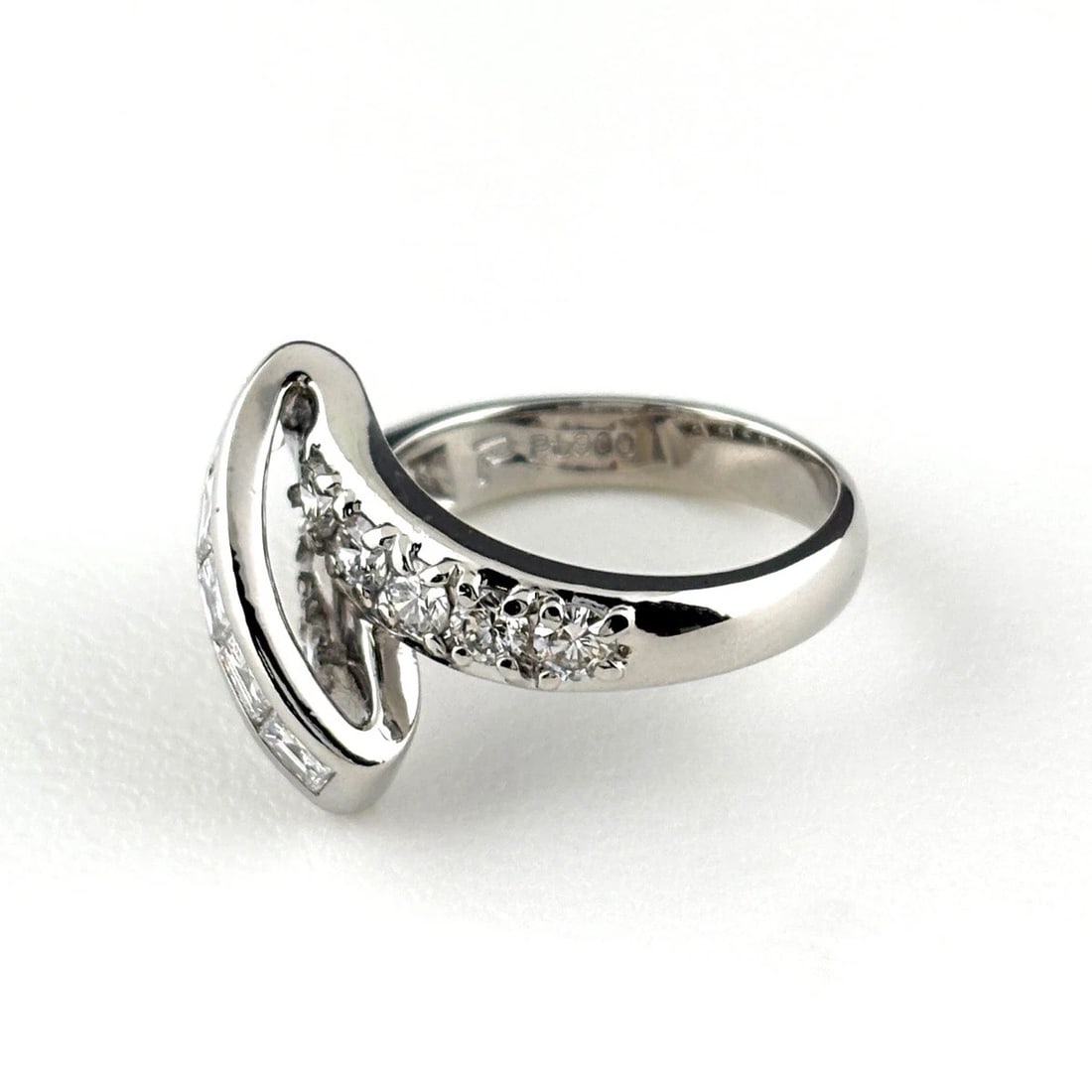 POLA MELEE DIAMOND RING PLATINUM RING: Pola Melee Diamond Ring Platinum Ring Brand: POLA Type/Style: Ring Material: Pt900, Main Stone Natural Color: None Size: US5 to 5.5 Accessories: None Accessories Notice: When purchasing pr