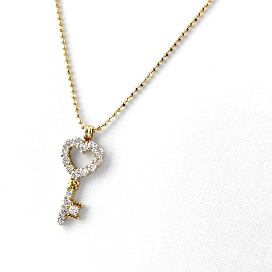 KEY MOTIF DESIGN NECKLACE YG PENDANT MELEE DIAMOND: Key Motif Design Necklace Yg Pendant Melee Diamond Brand: Unbranded Type/Style: Necklace Material: 18K YG, Main Stone Natural Color: YG Size: 22.9x9.6mm(0.9") Accessories: None Accessories Notice: