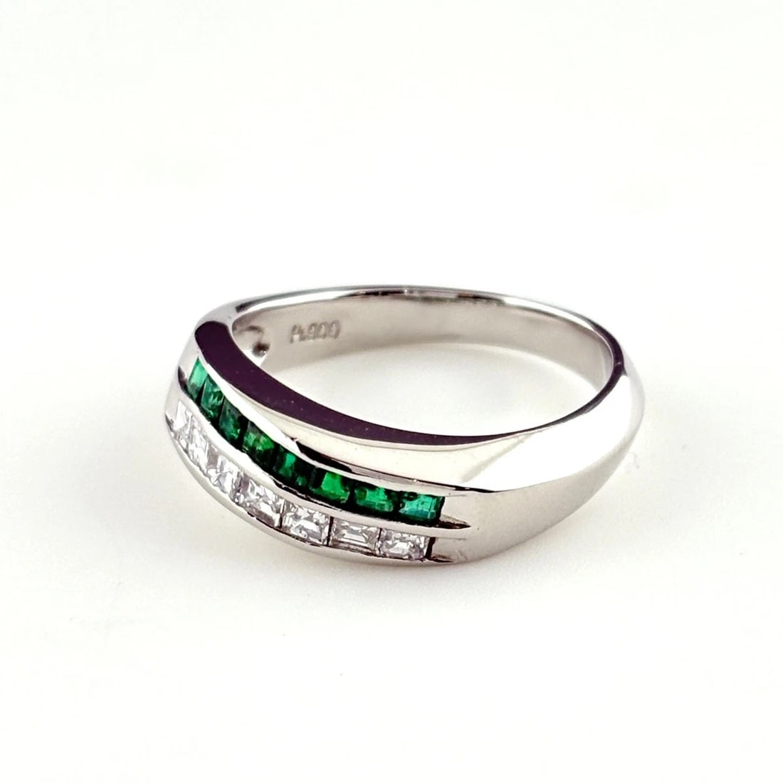 EMERALD DESIGN RING PLATINUM MELEE DIAMOND RING PT900: Emerald Design Ring Platinum Melee Diamond Ring Pt900 Brand: Unbranded Type/Style: Ring Material: Pt900, Main Stone Emerald /Secondary Stone:Natural Color: None Size: US6 to 6.5 Accessories: None