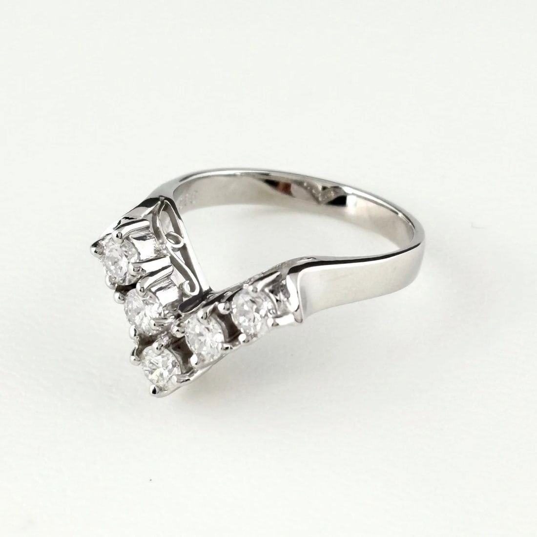 MELEE DIAMOND DESIGN RING PLATINUM RING PT850: Melee Diamond Design Ring Platinum Ring Pt850 Brand: Unbranded Type/Style: Ring Material: Pt850, Main Stone Natural Color: None Size: US6 Accessories: None Accessories Notice: When purchasing