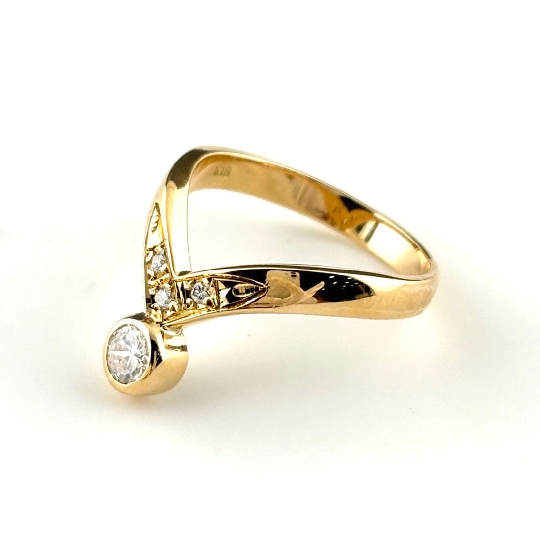 DIAMOND DESIGN RING YG MELEE DIAMOND RING: Diamond Design Ring Yg Melee Diamond Ring Brand: Unbranded Type/Style: Ring Material: 18K YG, Main Stone Natural Color: YG Size: US5.5 Accessories: None Accessories Notice: When purchasing pre-owned