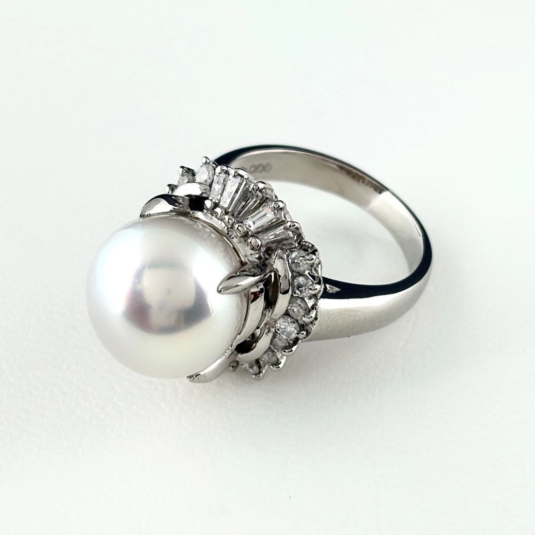 PEARL DESIGN RING PLATINUM MELEE DIAMOND PEARL RING PT900: Pearl Design Ring Platinum Melee Diamond Pearl Ring Pt900 Brand: Unbranded Type/Style: Ring Material: Pt900, Main Stone Pearl /Secondary Stone:Natural Color: None Size: US5.5 Accessories: None