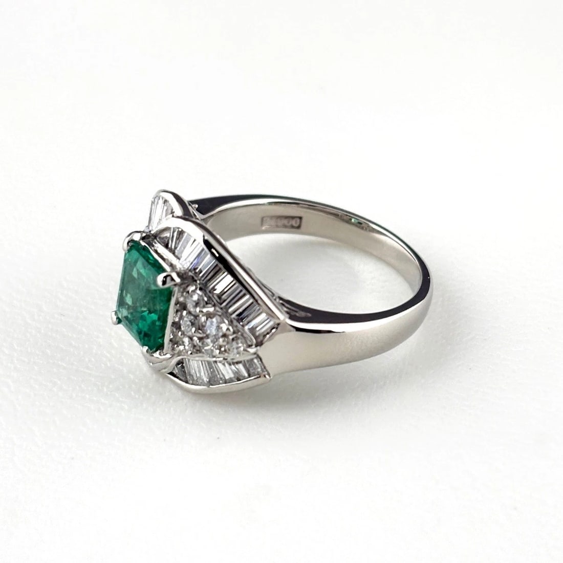 EMERALD DESIGN RING PLATINUM MELEE DIAMOND RING: Emerald Design Ring Platinum Melee Diamond Ring Brand: Unbranded Type/Style: Ring Material: Pt900, Main Stone Emerald /Secondary Stone:Natural Color: None Size: US5 to 5.5 Accessories: None