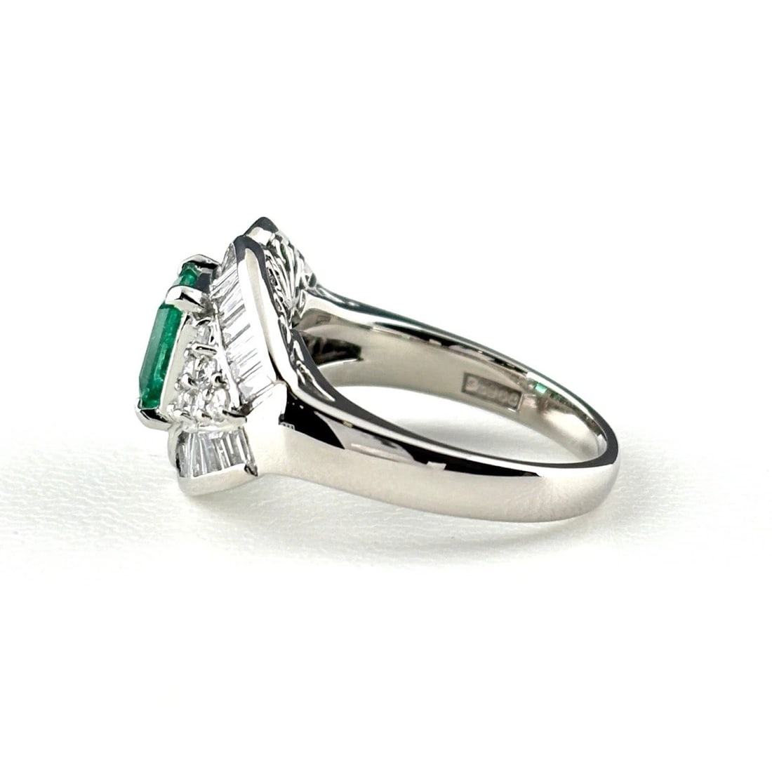 EMERALD DESIGN RING PLATINUM MELEE DIAMOND RING - 2