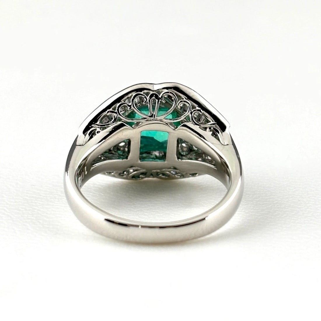 EMERALD DESIGN RING PLATINUM MELEE DIAMOND RING - 3