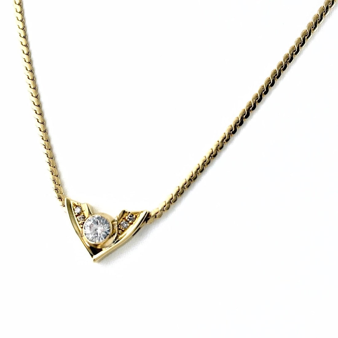 MELEE DIAMOND DESIGN NECKLACE YG PENDANT NECKLACE: Melee Diamond Design Necklace Yg Pendant Necklace Brand: Unbranded Type/Style: Necklace Material: 18K YG, Main Stone Natural Color: YG Size: 10.9x15.8mm(0.4") Accessories: None Accessories Notice: