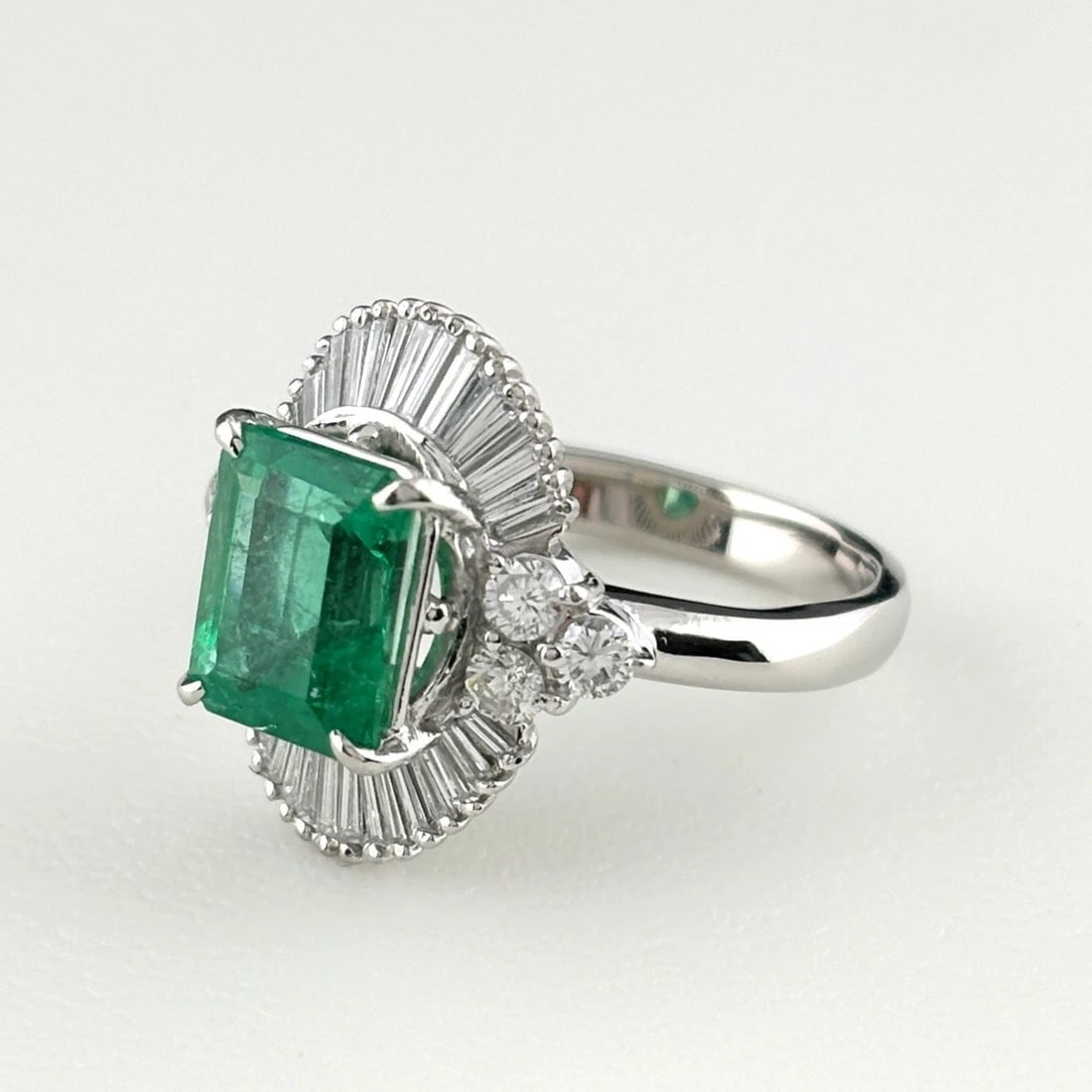 MELEE DIAMOND DESIGN RING PLATINUM RING PT900 DIAMOND: Melee Diamond Design Ring Platinum Ring Pt900 Diamond Brand: Unbranded Type/Style: Ring Material: Pt900, Main Stone Natural Color: None Size: US6.5 Accessories: None Accessories Notice: When
