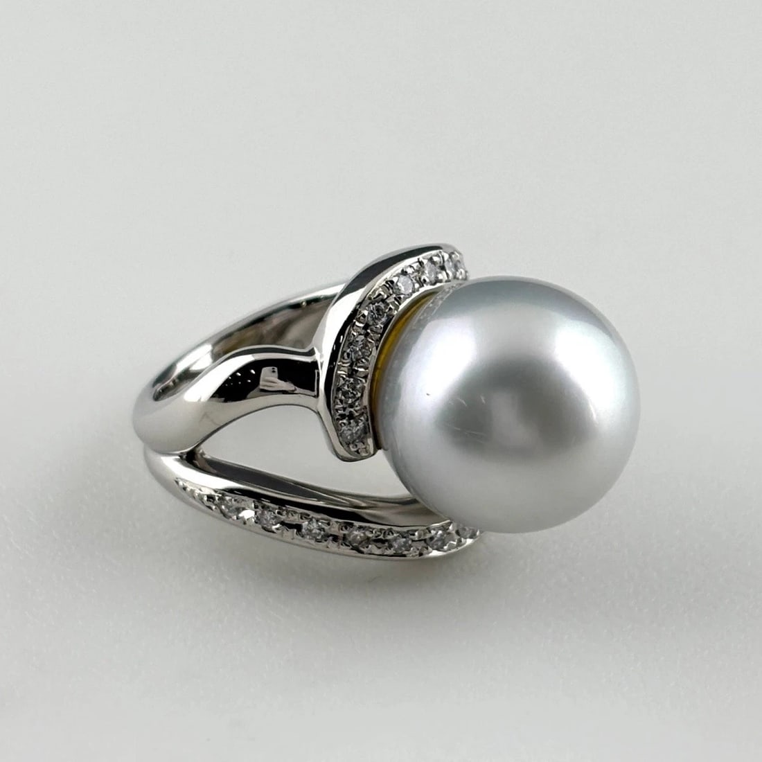 PEARL DESIGN RING PLATINUM MELEE DIAMOND PEARL RING: Pearl Design Ring Platinum Melee Diamond Pearl Ring Brand: Unbranded Type/Style: Ring Material: Pt900, Main Stone Pearl /Secondary Stone:Natural Color: None Size: US6.5 Accessories: None Accessories
