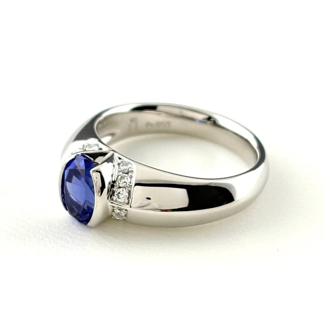 SAPPHIRE PLATINUM MELEE DIAMOND RING PT950: Sapphire Platinum Melee Diamond Ring Pt950 Brand: Unbranded Type/Style: Ring Material: Pt950, Main Stone Sapphire /Secondary Stone:Natural Color: None Size: US6 to 6.5 Accessories: None Ac