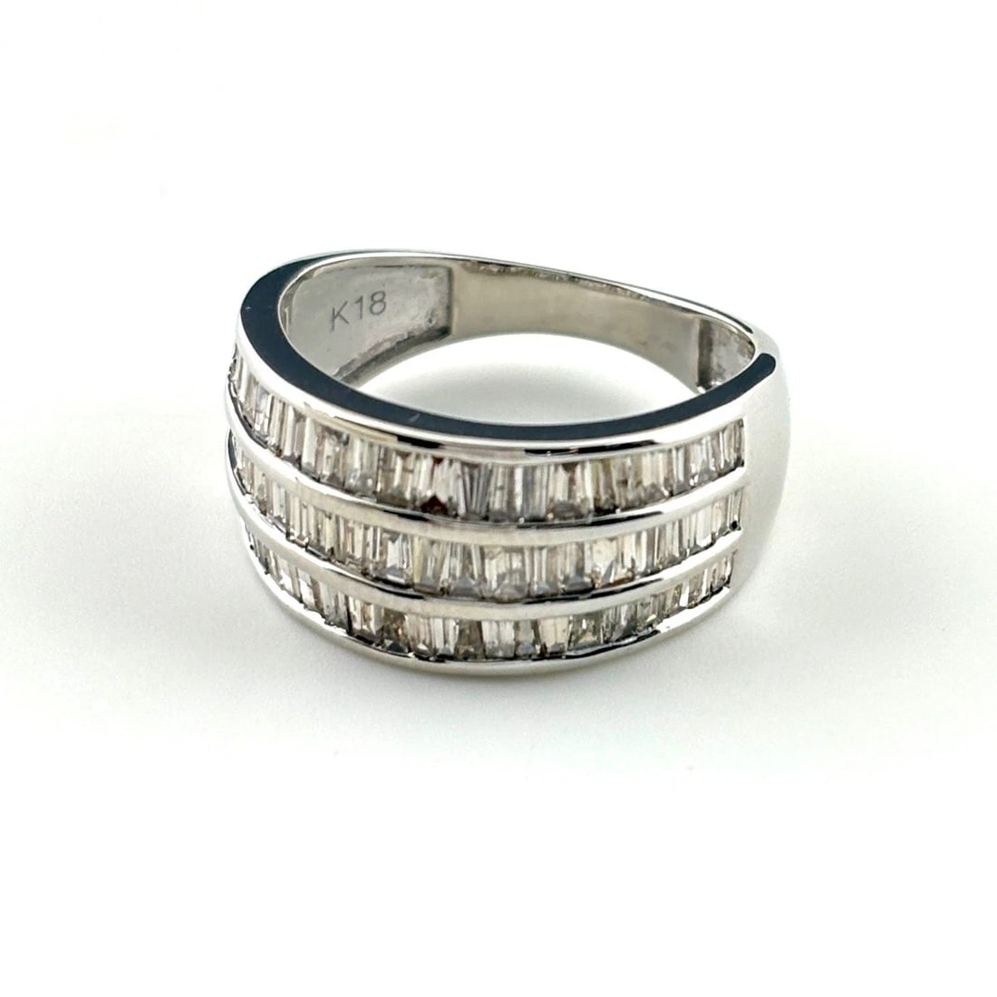 MELEE DIAMOND DESIGN RING 18K DIAMOND: Melee Diamond Design Ring 18K Diamond Brand: Unbranded Type/Style: Ring Material: 18K Color: None Size: US6 to 6.5 Accessories: None Accessories Notice: When purchasing pre-owned goods, please refer