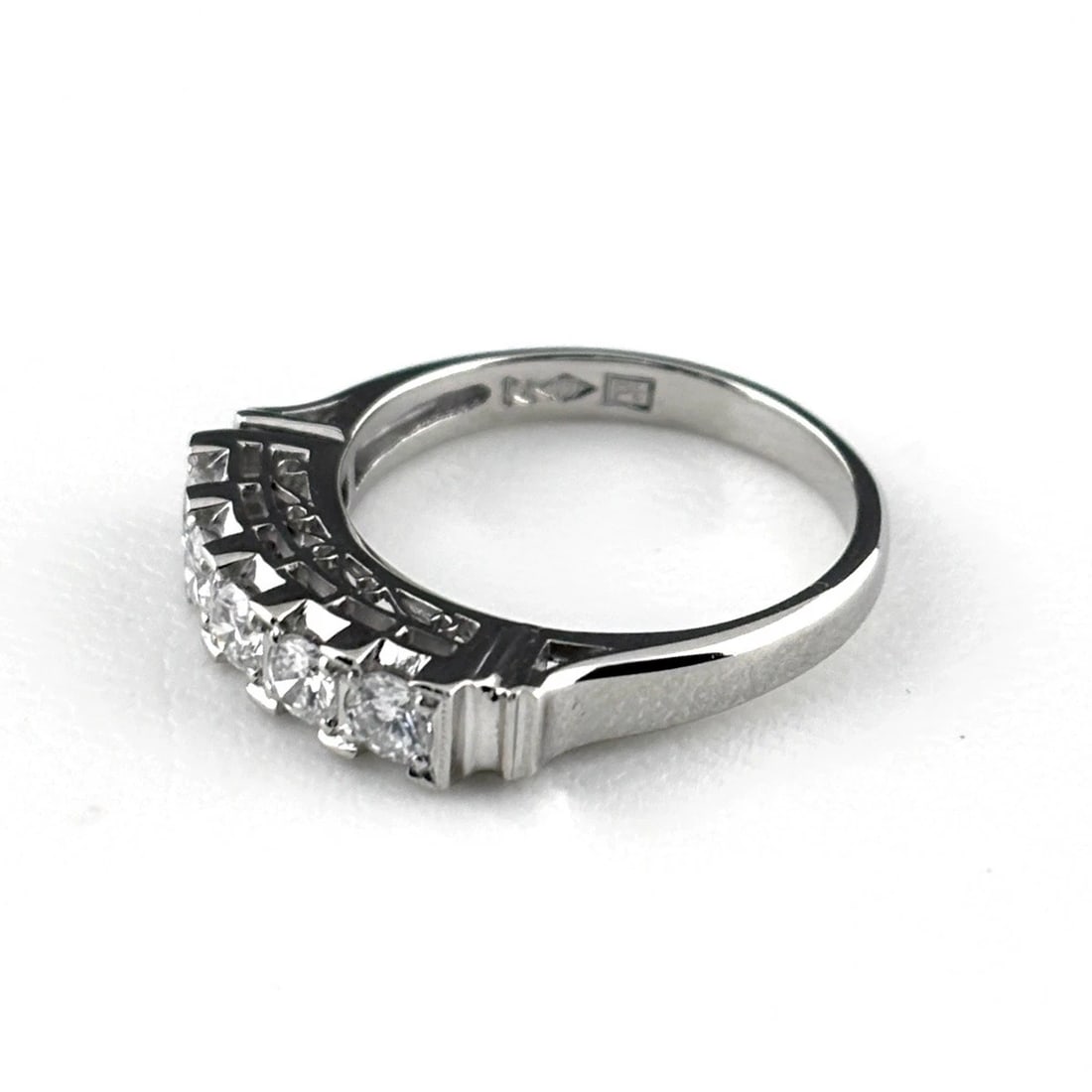 MELEE DIAMOND DESIGN RING PLATINUM RING PT900 DIAMOND: Melee Diamond Design Ring Platinum Ring Pt900 Diamond Brand: Unbranded Type/Style: Ring Material: Pt900, Main Stone Natural Color: None Size: US6 to 6.5 Accessories: None Accessories Notic