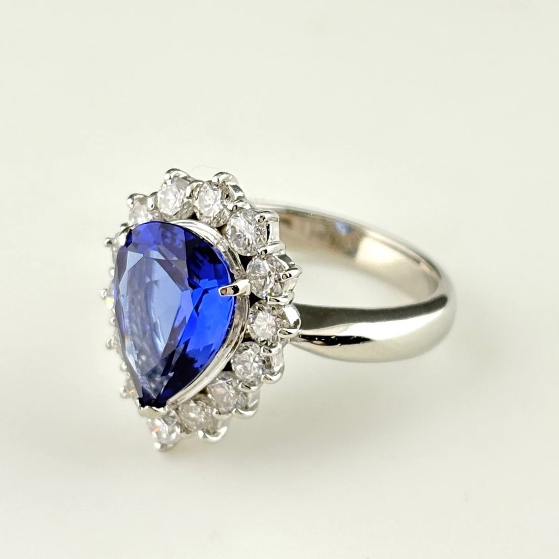 TANZANITE DESIGN RING PLATINUM MELEE DIAMOND RING: Tanzanite Design Ring Platinum Melee Diamond Ring Brand: Unbranded Type/Style: Ring Material: Pt900, Main Stone Tanzanite /Secondary Stone:Natural Color: None Size: US6 Accessories: None A