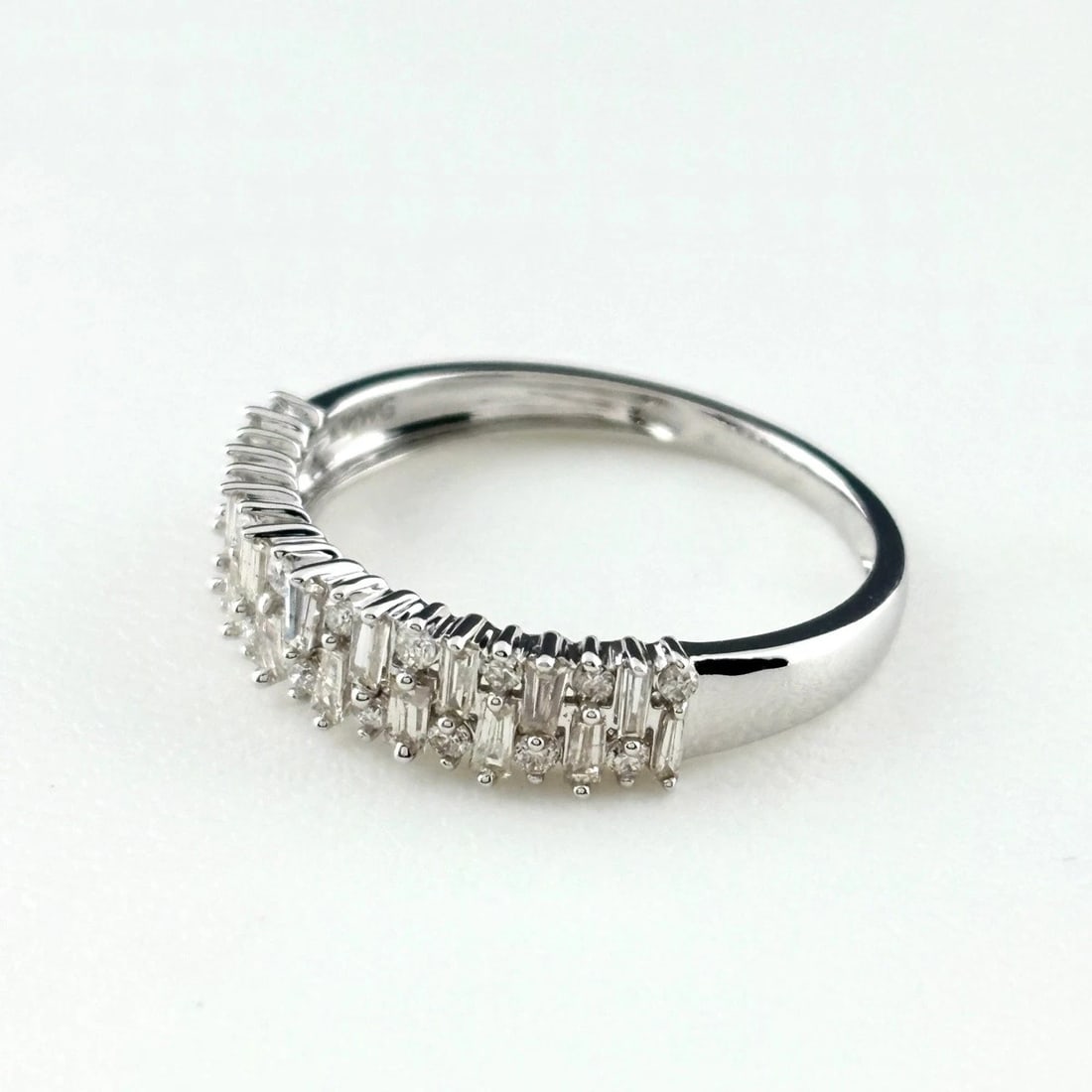 MELEE DIAMOND WG RING 18K WG DIAMOND: Melee Diamond Wg Ring 18K Wg Diamond Brand: Unbranded Type/Style: Ring Material: 18K WG, Main Stone Natural Color: WG Size: US7.5 to 8 Accessories: None Accessories Notice: When purchasing pre-owned