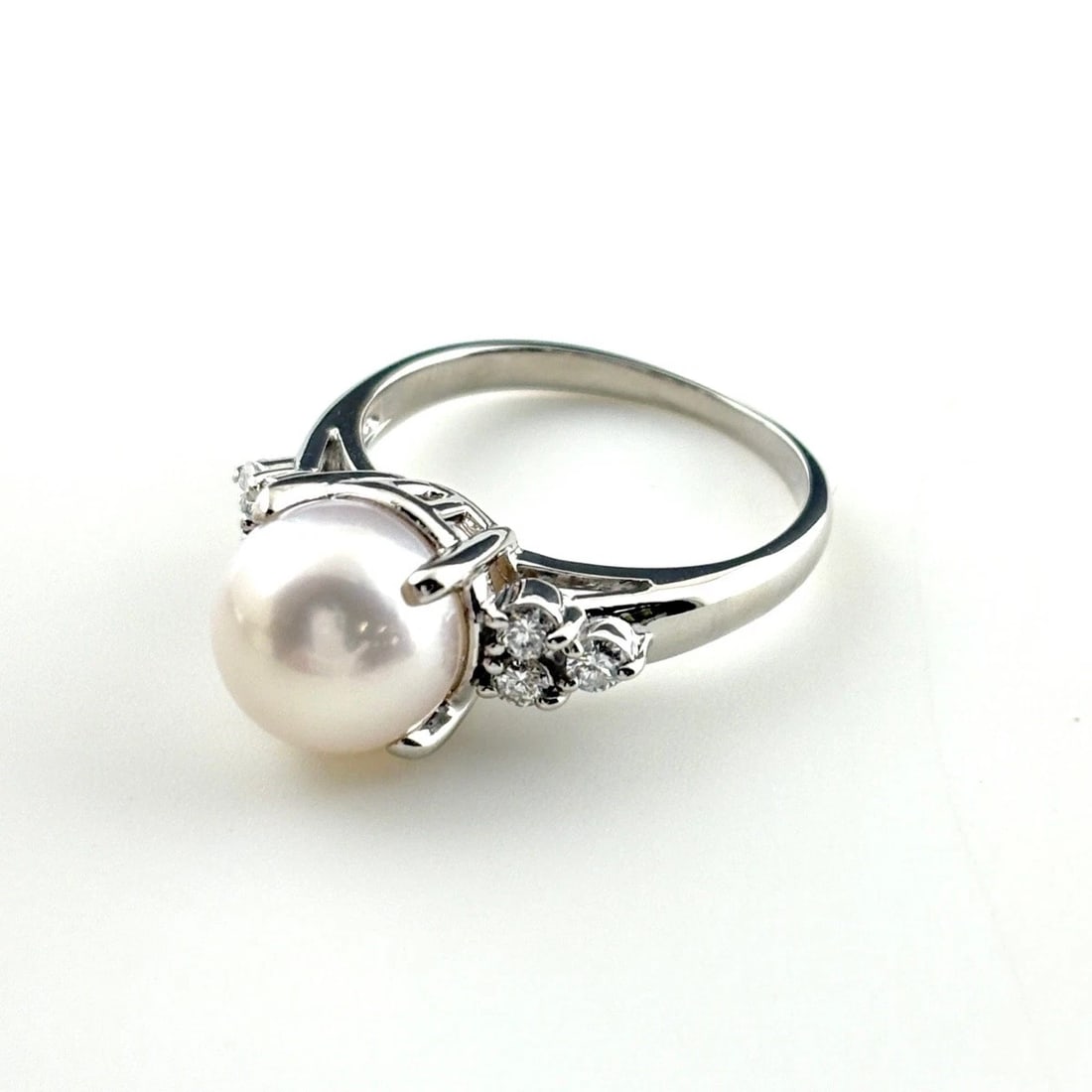 PEARL DESIGN RING PLATINUM MELEE DIAMOND RING PT900: Pearl Design Ring Platinum Melee Diamond Ring Pt900 Brand: Unbranded Type/Style: Ring Material: Pt900, Main Stone Pearl /Secondary Stone:Natural Color: None Size: US5.5 Accessories: None Accessories