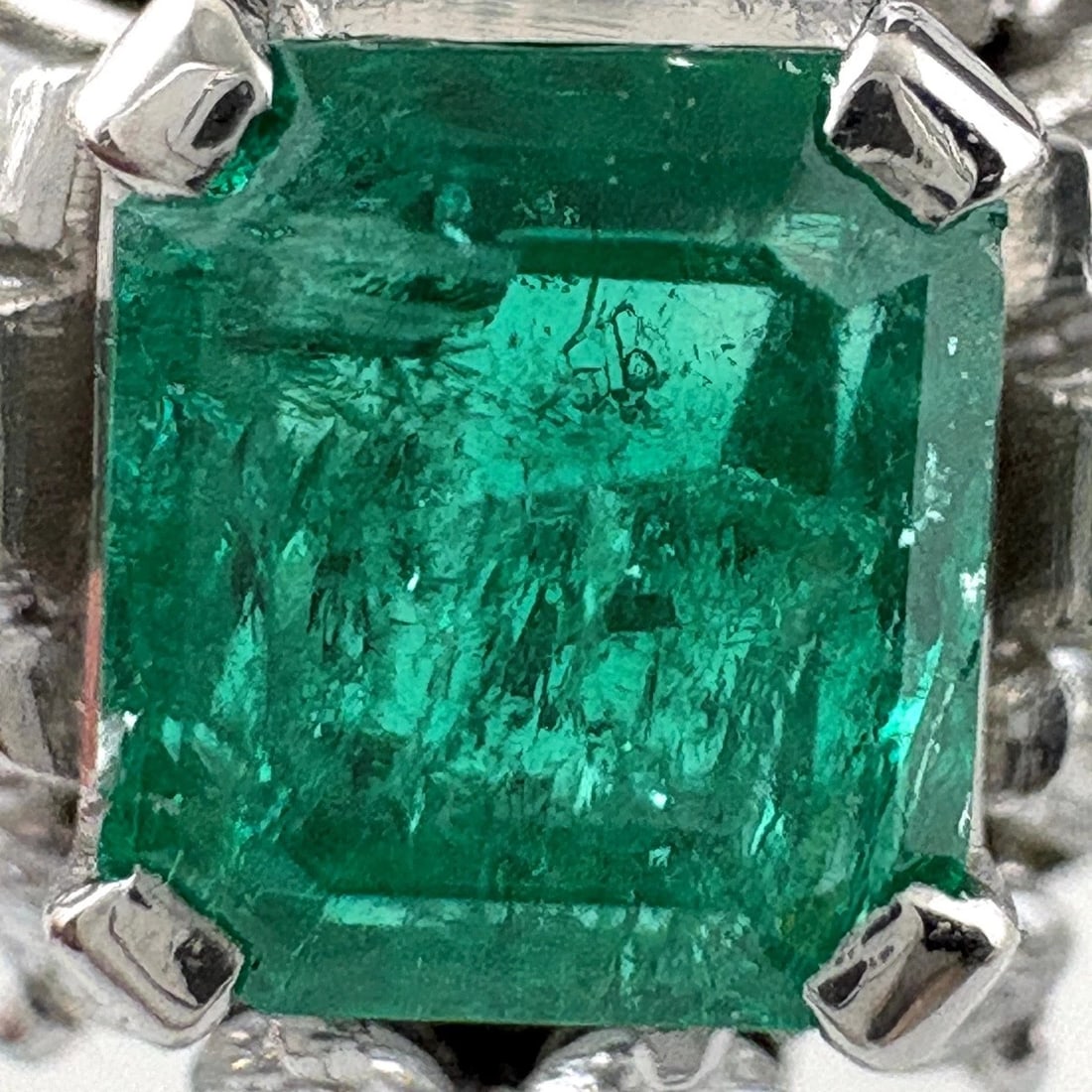 EMERALD DESIGN RING PLATINUM MELEE DIAMOND RING - 2