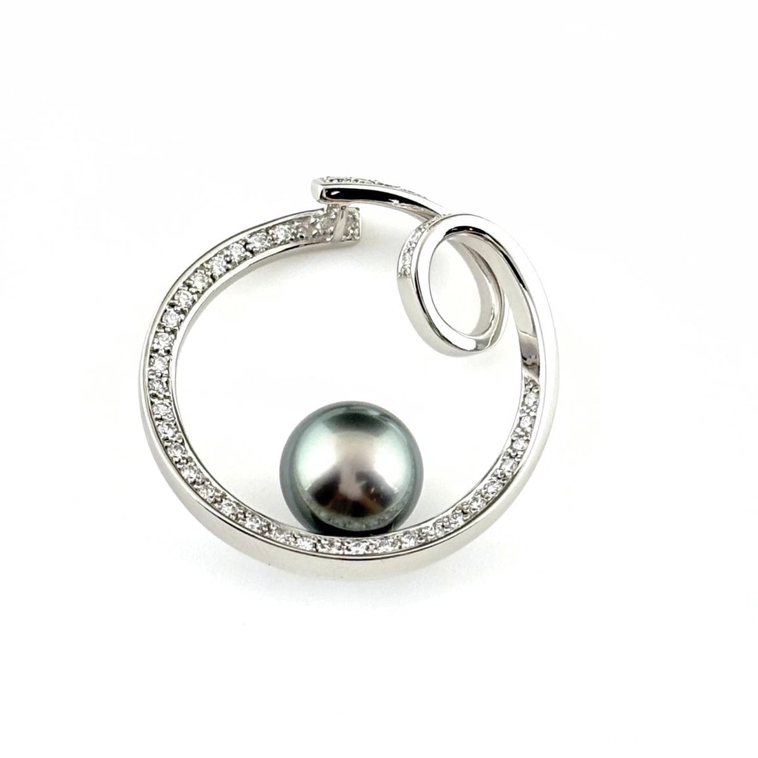 MIKIMOTO PEARL PENDANT HEAD PEARL MELEE DIAMOND: Mikimoto Pearl Pendant Head Pearl Melee Diamond Brand: MIKIMOTO Type/Style: Pendant Head Material: 750, Main Stone Pearl /Secondary Stone:Natural Color: None Size: 27.6x26.9mm(1.1") Accessories: None