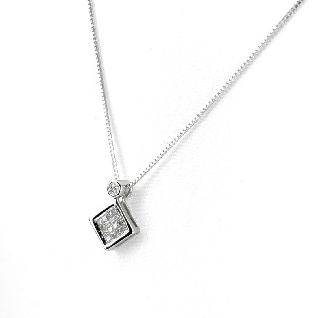 MELEE DIAMOND DESIGN NECKLACE WG PENDANT NECKLACE: Melee Diamond Design Necklace Wg Pendant Necklace Brand: Unbranded Type/Style: Necklace Material: 18K WG, Main Stone Natural Color: WG Size: 11.3x8.2mm(0.4") Accessories: None Accessories Notice: