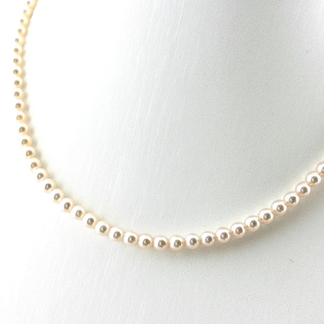MIKIMOTO PEARL YG NECKLACE 18K: Mikimoto Pearl Yg Necklace 18K Brand: MIKIMOTO Type/Style: Necklace Material: 18K YG, Main Stone Pearl /Secondary Stone:Natural Color: YG Size: 36cm(14.2") Accessories: None Accessories Notice: When