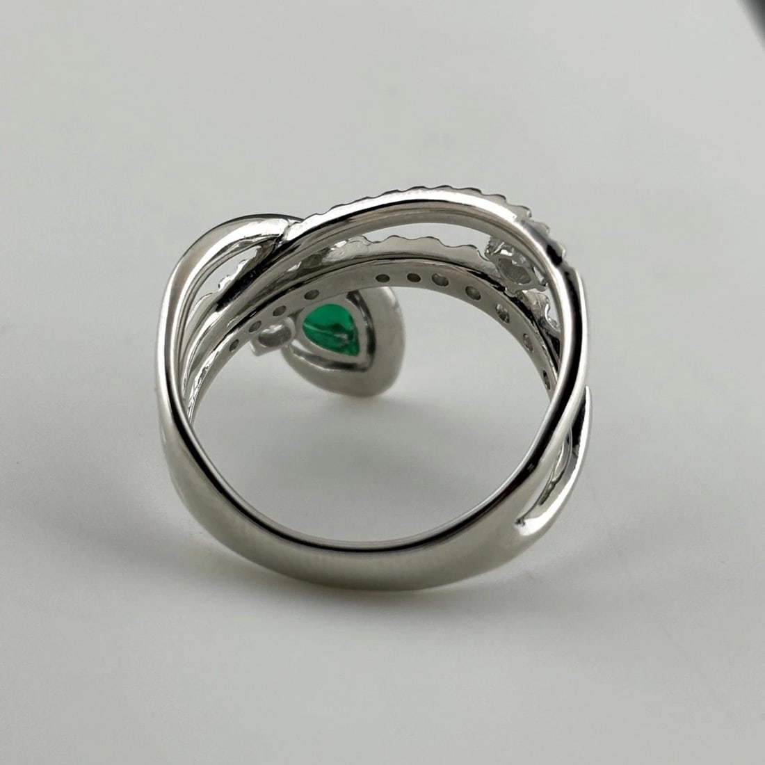 EMERALD DESIGN RING PLATINUM MELEE DIAMOND RING - 3