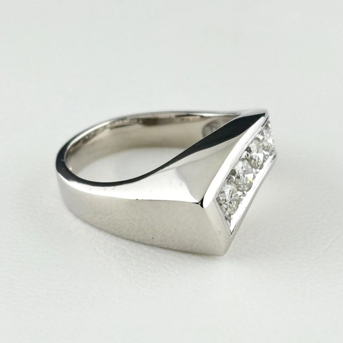MELEE DIAMOND DESIGN RING PLATINUM RING PT900: Melee Diamond Design Ring Platinum Ring Pt900 Brand: Unbranded Type/Style: Ring Material: Pt900, Main Stone Natural Color: None Size: US6.5 Accessories: None Accessories Notice: When purch
