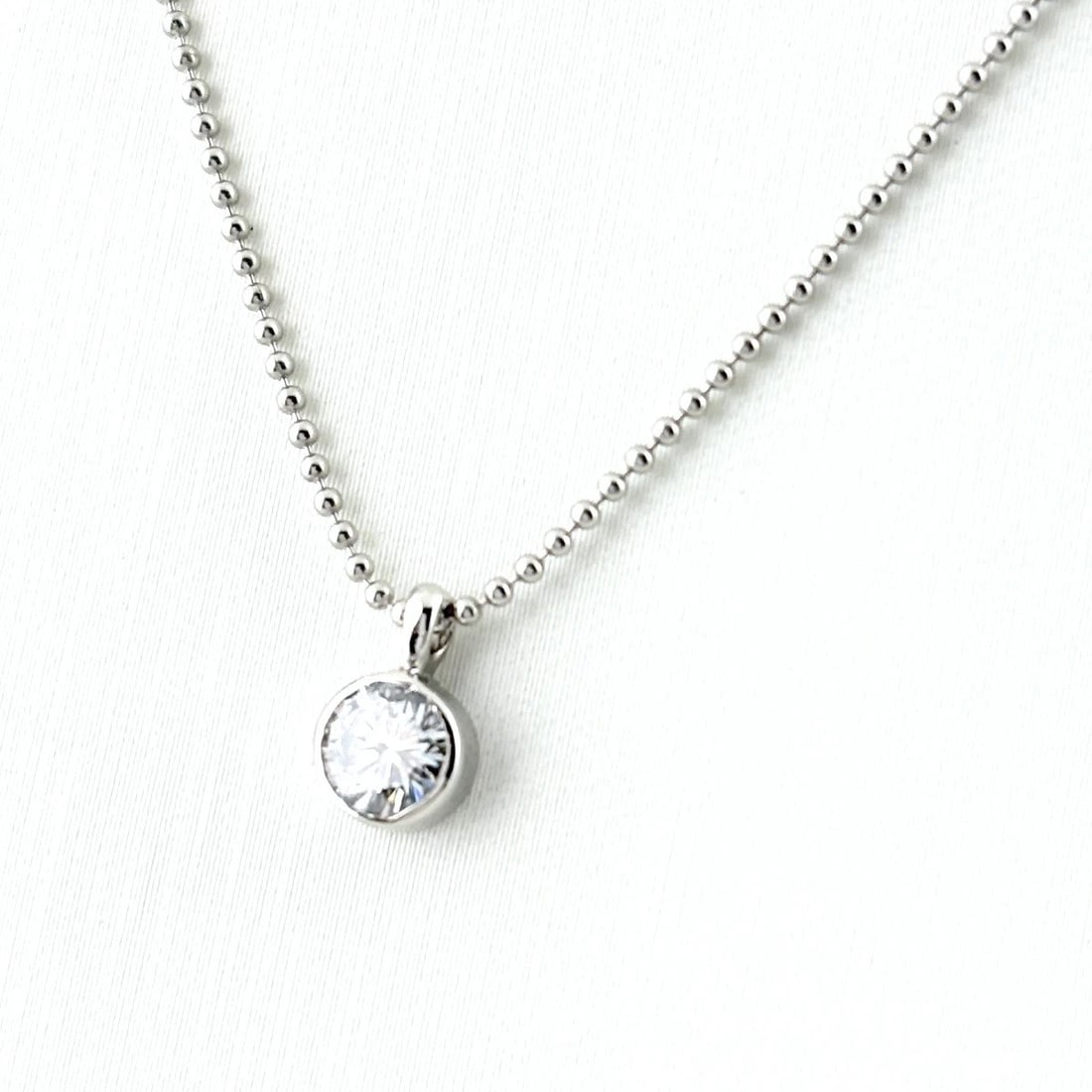 DIAMOND DESIGN NECKLACE PLATINUM PENDANT NECKLACE: Diamond Design Necklace Platinum Pendant Necklace Brand: Unbranded Type/Style: Necklace Material: Pt900, Main Stone Natural Color: None Size: 5.1x5.2mm(0.2") Accessories: None Accessories Notice:
