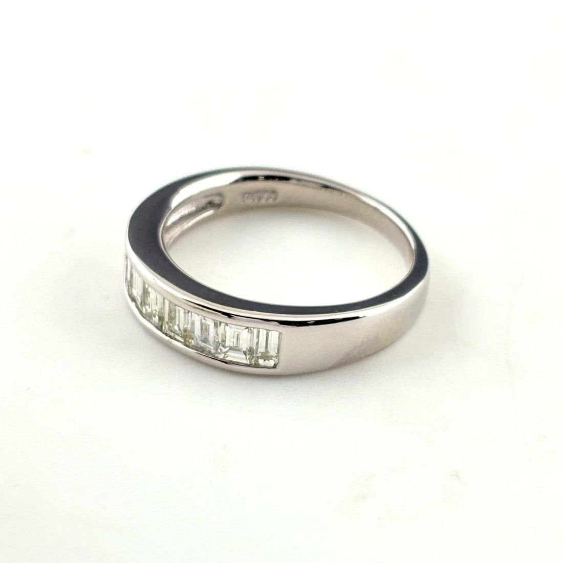 MELEE DIAMOND PLATINUM RING PT900 DIAMOND: Melee Diamond Platinum Ring Pt900 Diamond Brand: Unbranded Type/Style: Ring Material: Pt900, Main Stone Natural Color: None Size: US7 to 7.5 Accessories: None Accessories Notice: When purchasing